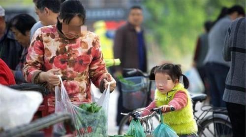 母亲|高铁上,母亲“紧拽”俩娃照片被疯传,为母则刚,实在让人感动