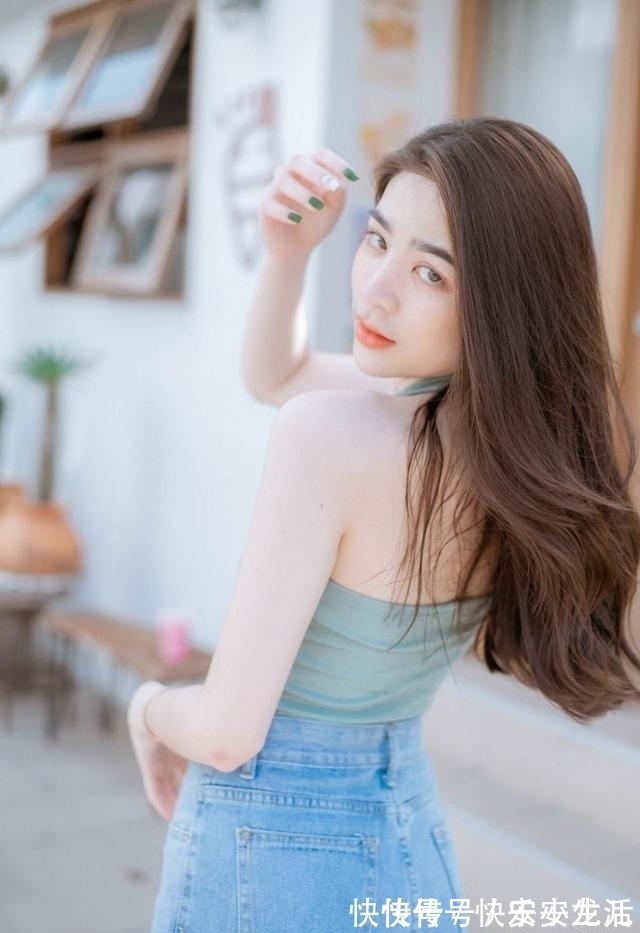 宽松牛仔裤 紧身小背心搭配宽松牛仔裤，对好身材的女生来说，特别显时尚