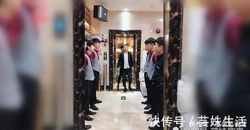 弟弟|二胎生了个弟弟，9个20岁的哥哥就把他宠成这样子，看后不谁笑