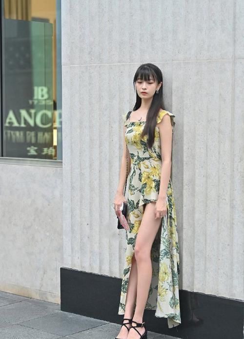 非常显身材的连衣裙,勾勒出小蛮腰,时尚感满满的