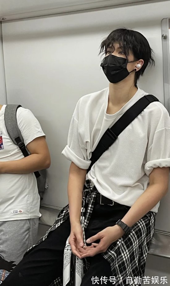 漫展|188cm帅哥爆红网络！漫画脸顶级身材，居然是女扮男装？