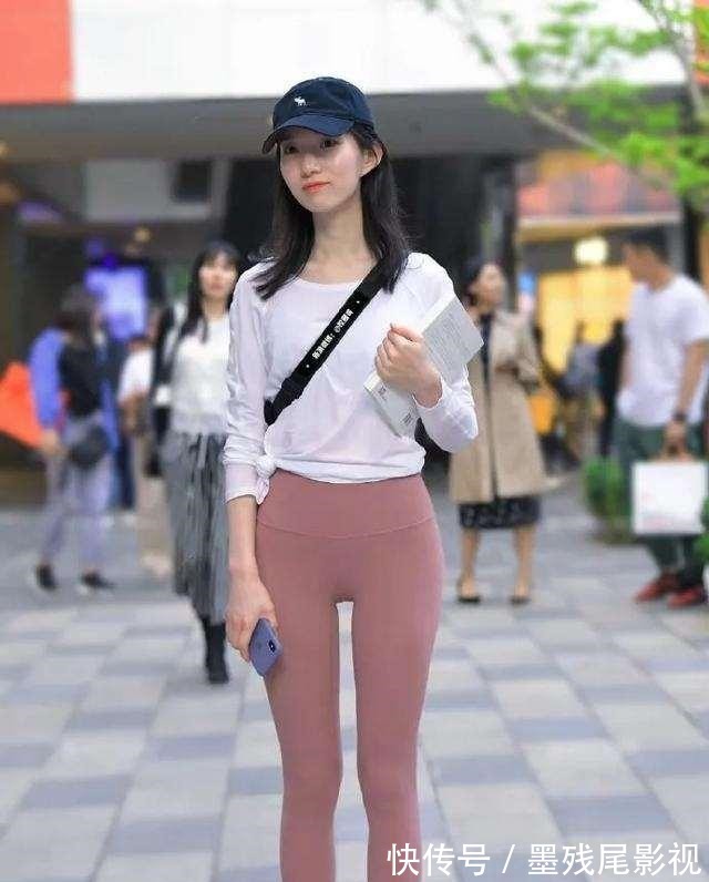 时尚靓丽 粉红色紧身打底裤搭配黑色运动帽,时尚靓丽,体现迷人的小腿!