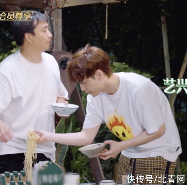 张艺兴|细节见人品!张艺兴用筷子的另一头夹面 网友:被你的教养圈粉