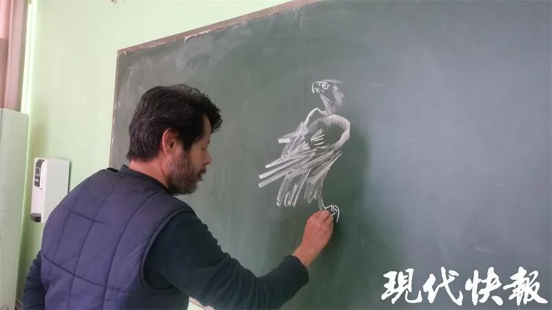 寒江！美术老师凭借粉笔画火出圈，被赞“灵魂画手”