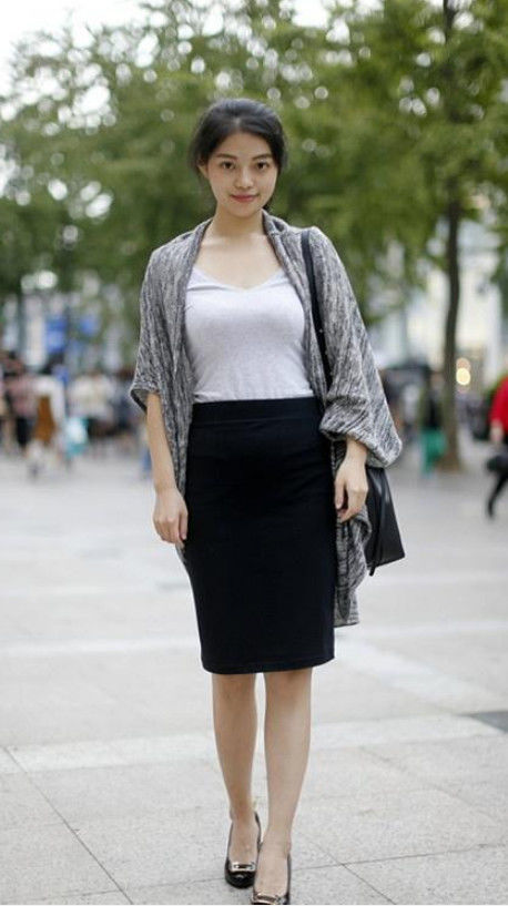 完美|街拍:穿黑色连衣裙的时尚小姐姐,彰显完美的女神气质