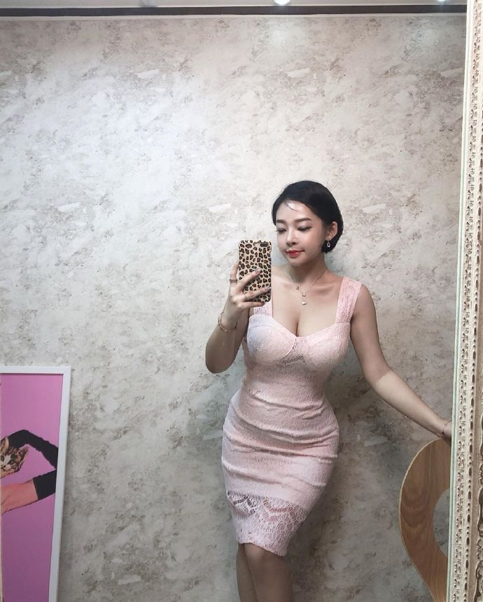 身材 微胖的女人最性感，小姐姐镂空裙秀凹凸身材