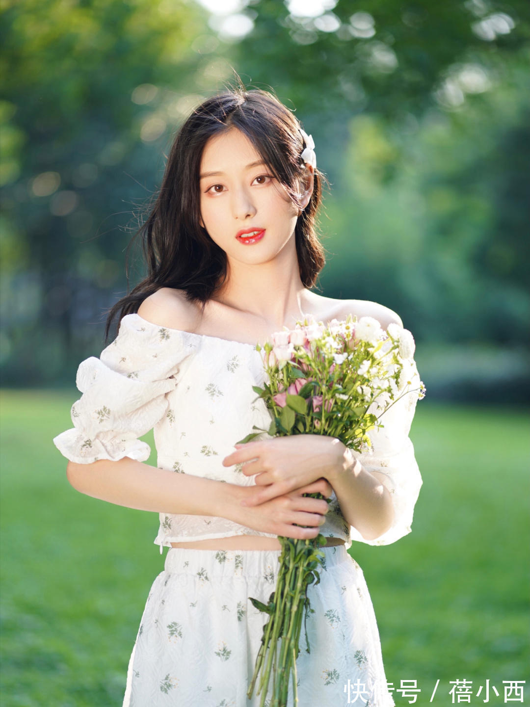 小蛮腰|告别沉闷!秋天穿搭该有新突破,来学这位博主穿搭示范chic又高级