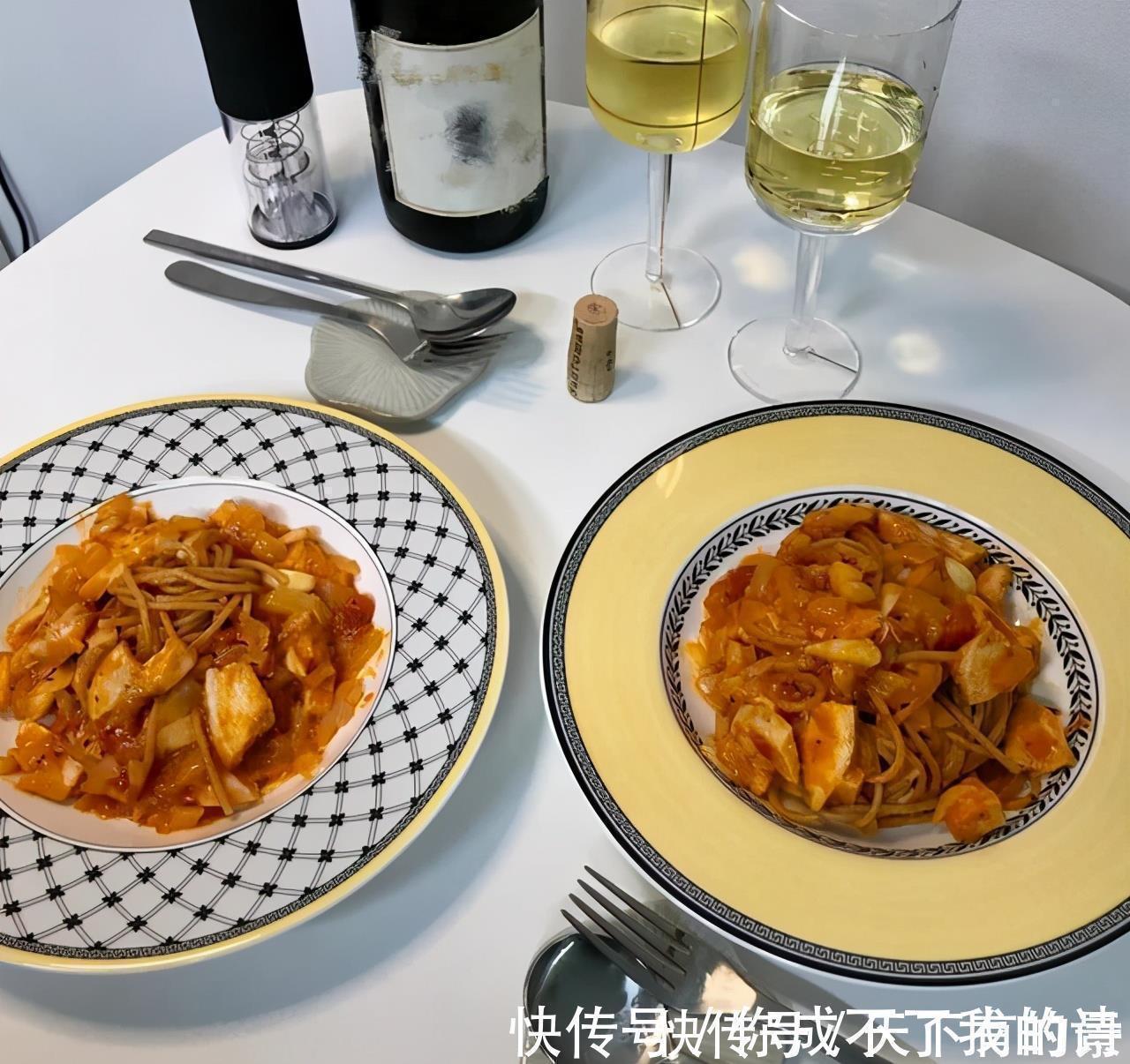 实木|夫妻改造56㎡老破小,变身简约舒适的小婚房,小餐厅设计真机智!