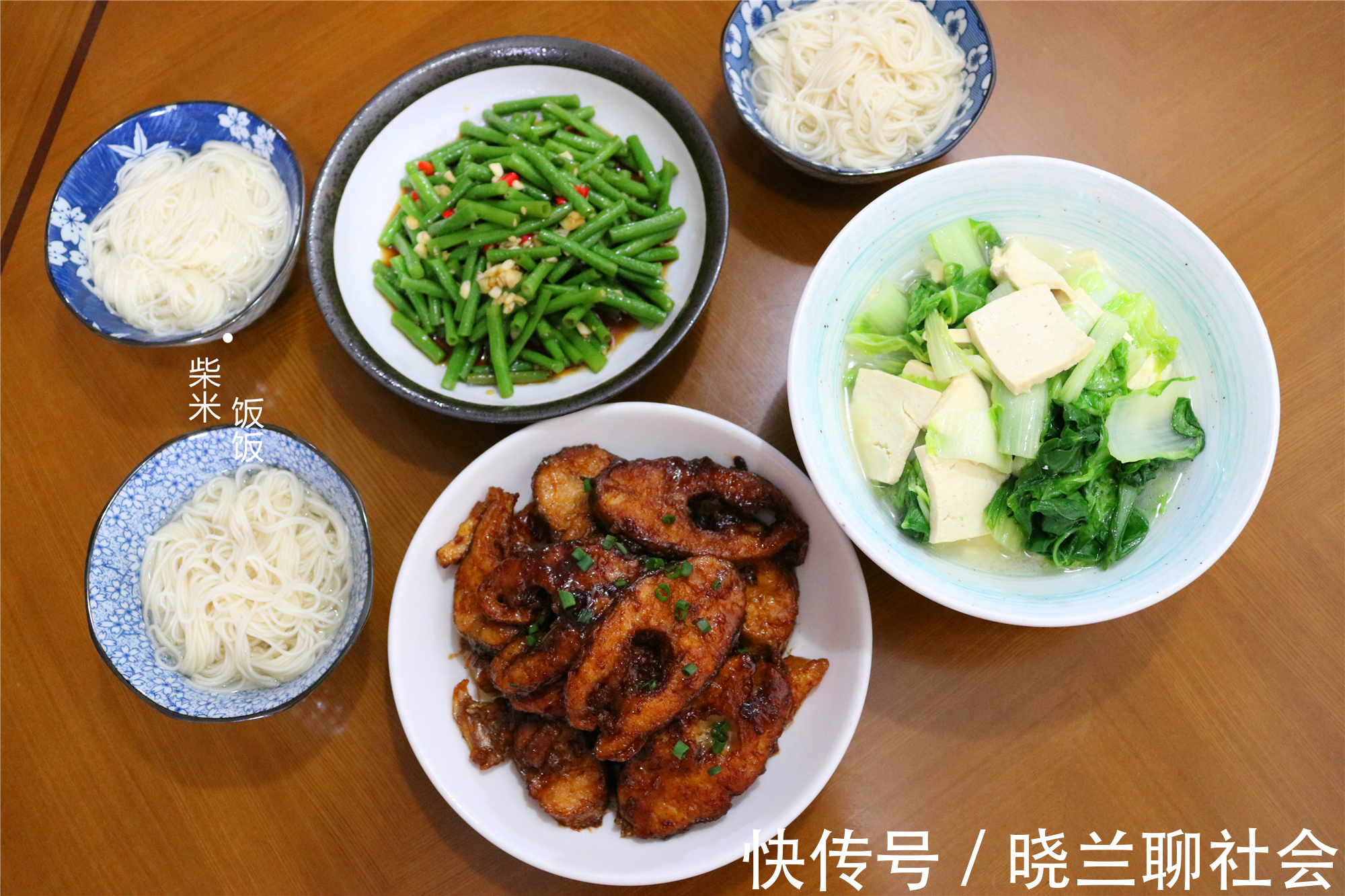 一家人的晚餐，3个家常菜，搭配白面条，全家人吃美了