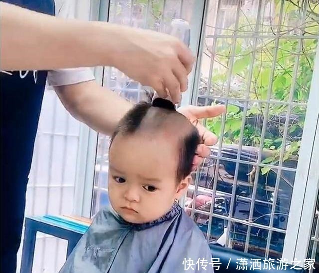 宝宝|妈妈带娃去剪头，看到自己的新发型后，宝宝请让我一个人静静