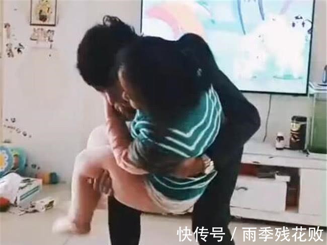 考试|5年级女儿考试第一名,想要爸爸抱却被现实打败,妈妈在一旁抹泪