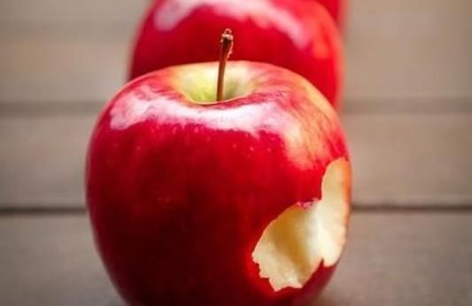 鲜苹果|什么时间段吃苹果最好?饭前吃还是饭后吃?有人说是睡觉前!