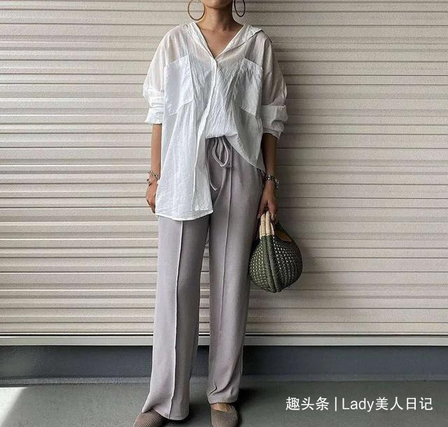 时髦 为什么日本女人都喜欢穿“透视衬衫”夏末早秋的时髦,全靠它撑