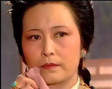 林黛玉@黛玉和宝钗同向王夫人撒娇,王夫人态度不一,这对比太明显了