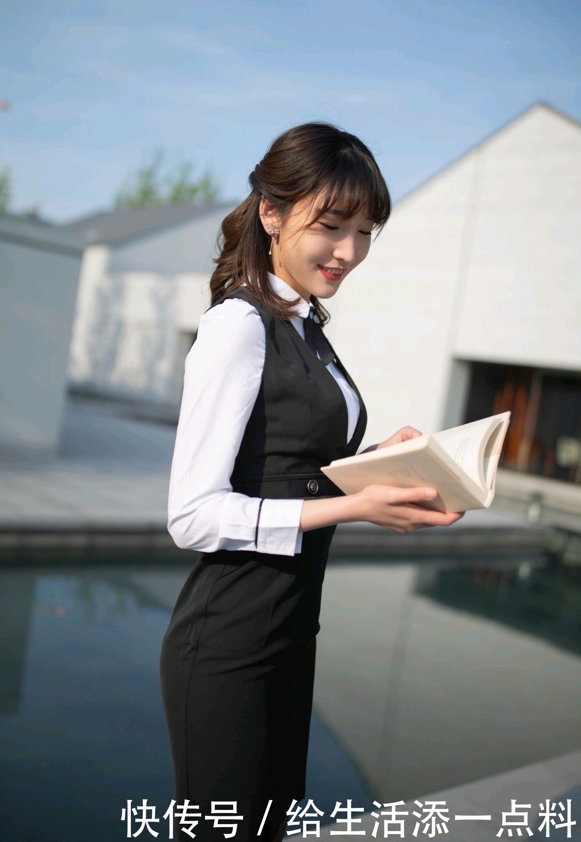 上班族气质穿搭：靓丽美女白色衬衫搭配黑色马甲裙时尚有气质