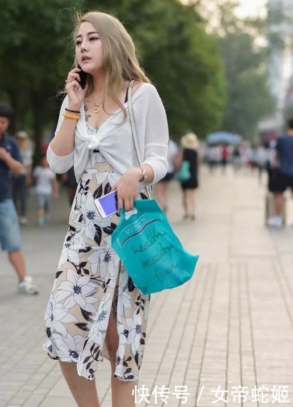 街拍:一对深沉的眼眸,释放出优雅的感觉,是否和你的品位相符?