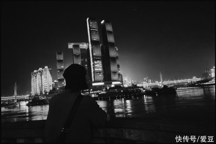 氛围感|210825 朱正廷发文将与重庆告别 夜游重庆氛围感拉满的随手拍公开