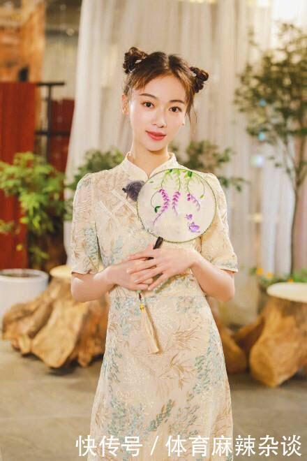 新宠|“改良旗袍”成时尚新宠,发型搭不对,再贵的旗袍也白费!