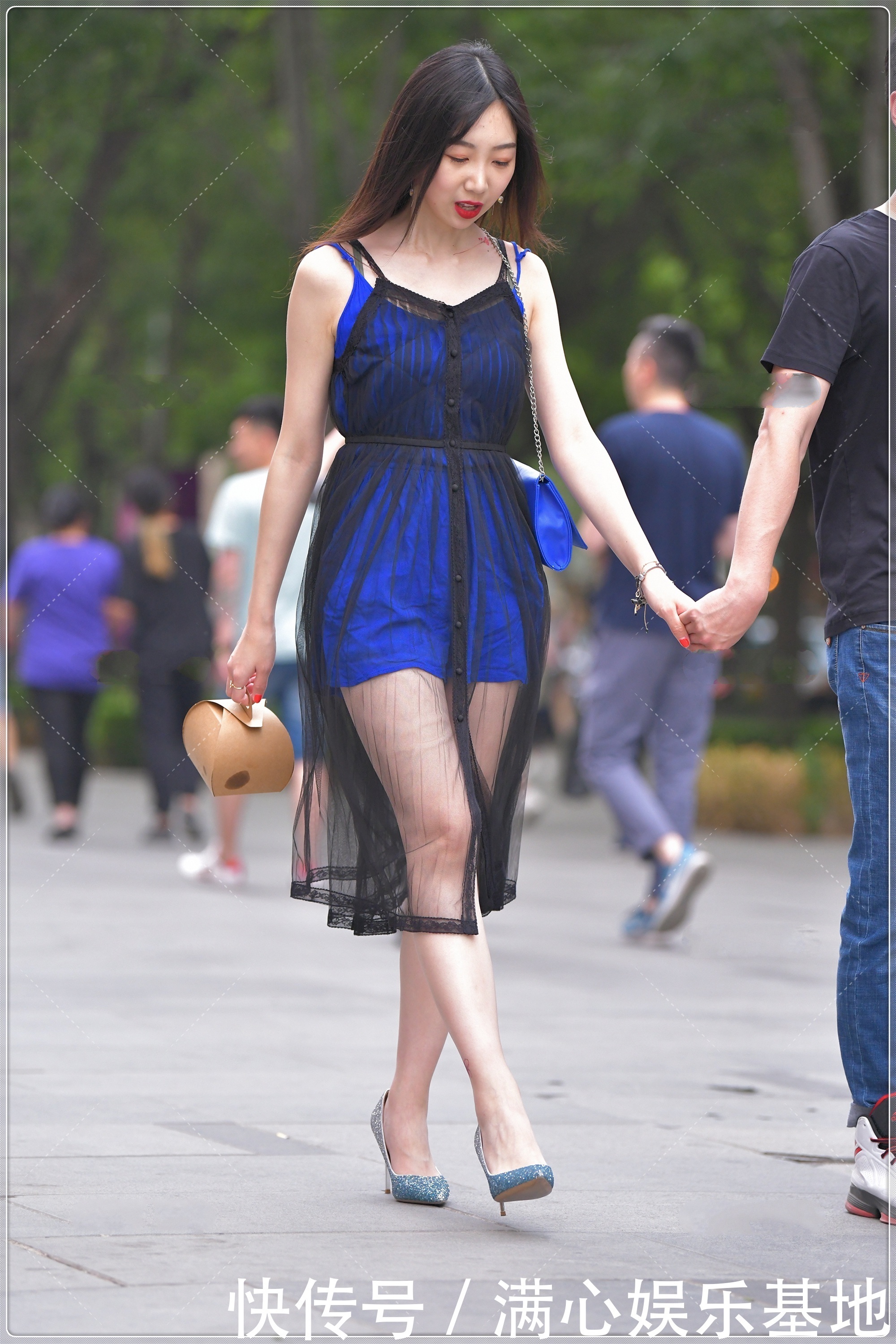 宝石蓝连衣裙外搭黑色网纱,配色新颖,魅力十足