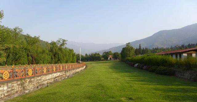 穿着|清朝灭亡107年了，此国却坚持使用清朝国旗，国王还穿着清朝长袍