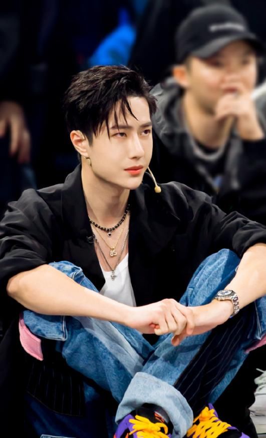 一個(gè)惜字如金，一個(gè)侃侃而談，直播王一博和街舞王隊(duì)長(zhǎng)狀態(tài)大不同