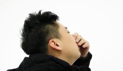 身体|鼻毛变白,暗示着什么为何说年轻人有白鼻毛不长寿