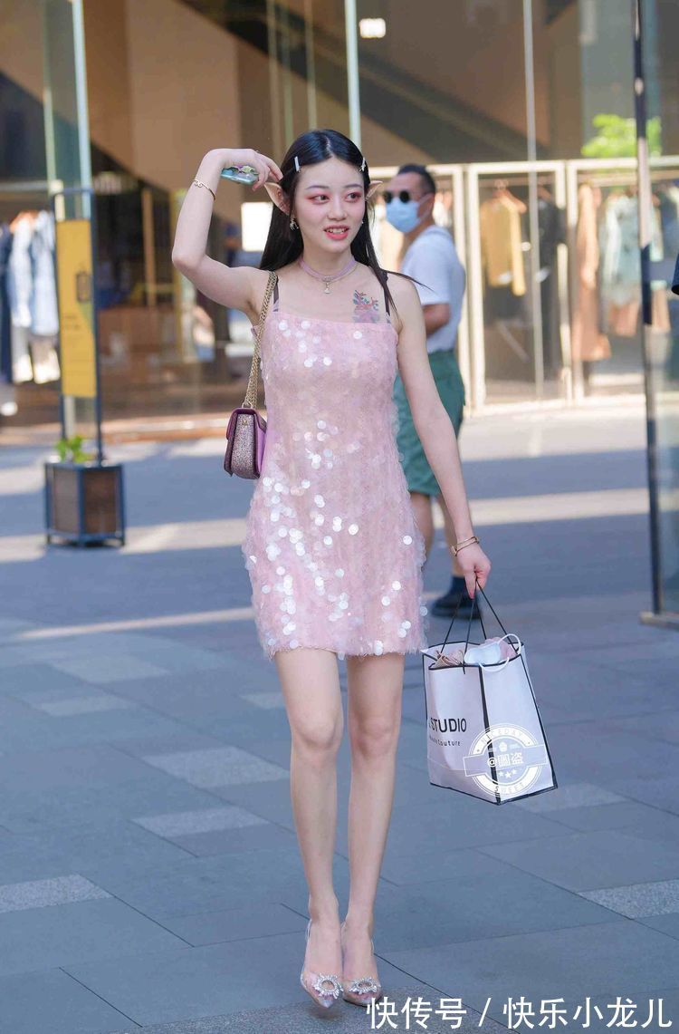 知性 连衣裙知性又俏皮,职业女性那种独有的成熟稳重,更显身材