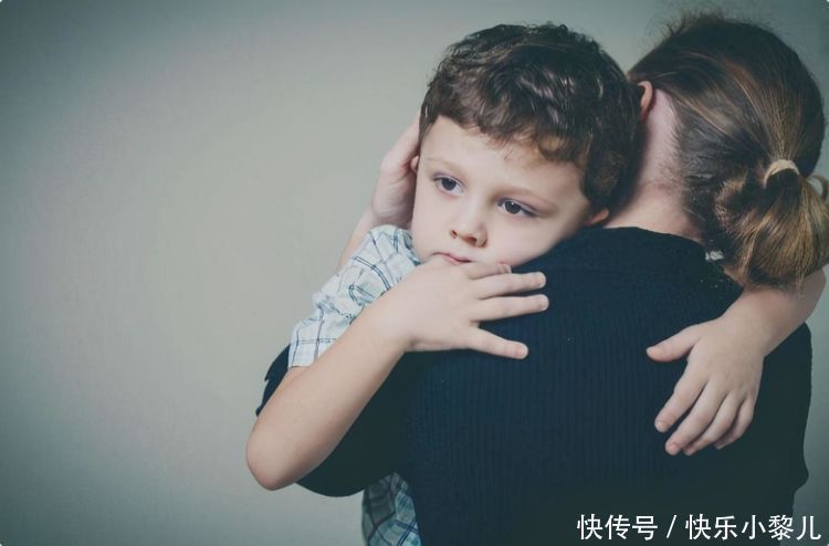 眼泪|为何妈妈说两句孩子就掉眼泪,被爸爸吼完却扭头就忘?理由很暖心