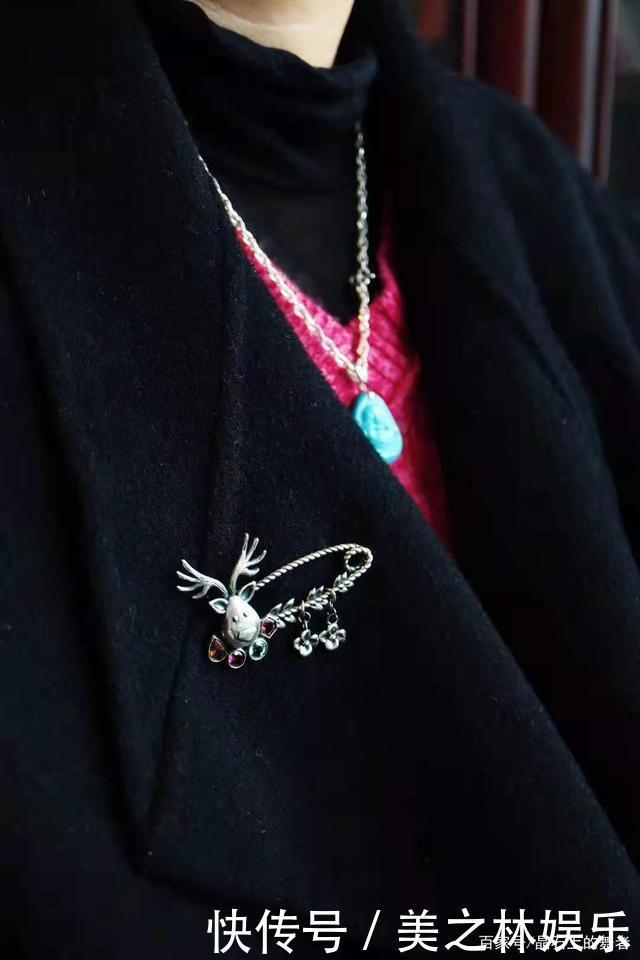 秋冬一款胸针胜过10件大牌珠宝,get胸针的佩戴方式!