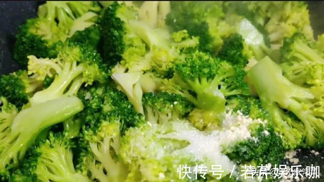绿菜花|蒜蓉西蓝花的家常做法，清脆爽口又营养，孩子最爱吃