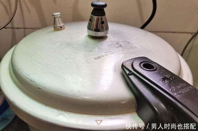 骨头|猪身上“最营养”的部位,10元一斤没人买,肉贩子自己偷留着吃