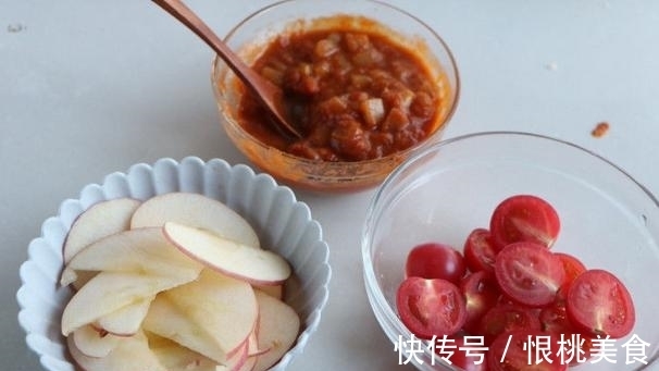 想吃披萨不会做?1把面粉多种水果,掌握技巧自制比买的好吃