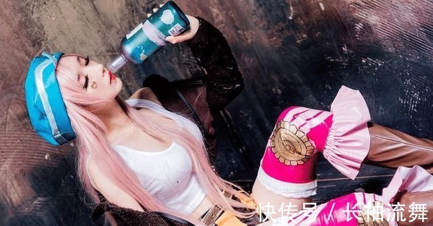 娜美|海贼王海贼王真人版你见过没女帝最霸气,娜美身材比真人强!