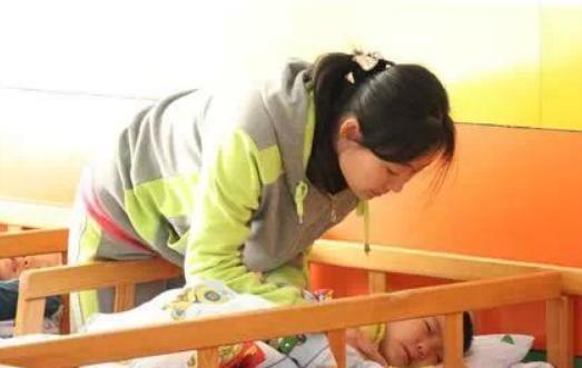 意外|一家四口“真实”睡觉照火了,网友父母才是真爱,孩子都是意外