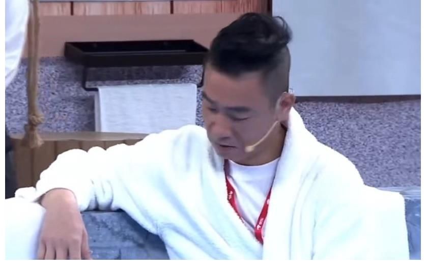 陈小春穿浴袍直播