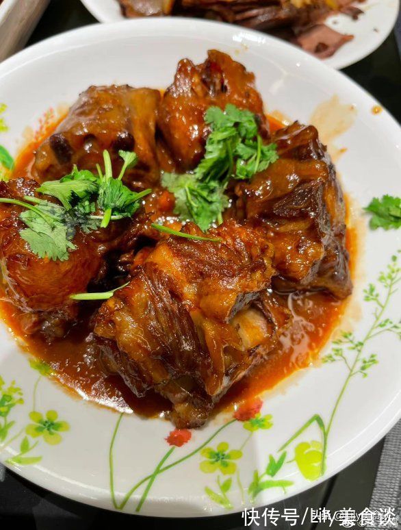 家常菜|岳云鵬曬家宴，美味又接地氣，引6萬人點贊，網(wǎng)友：竟然不吃餃子