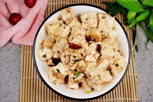 豆腐|夏季吃凉粉不如吃它，买来一掰一焯，无油低脂，简单省时又好吃