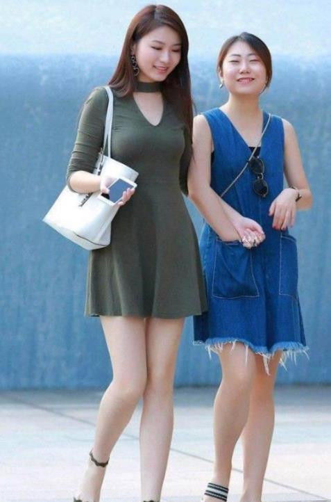 街拍|风吹裙摆美发飘,时髦佳人,小姐姐的美丽像丁香