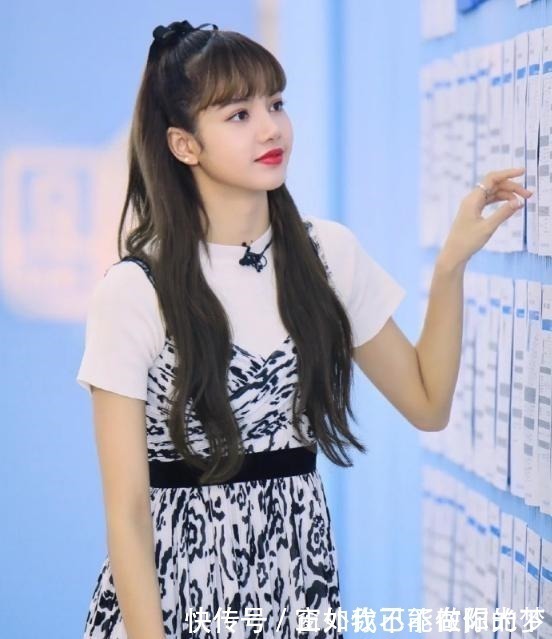 lisa 不是所有女星都全身涂粉底液,看清Lisa脸部和腿部,差距明显