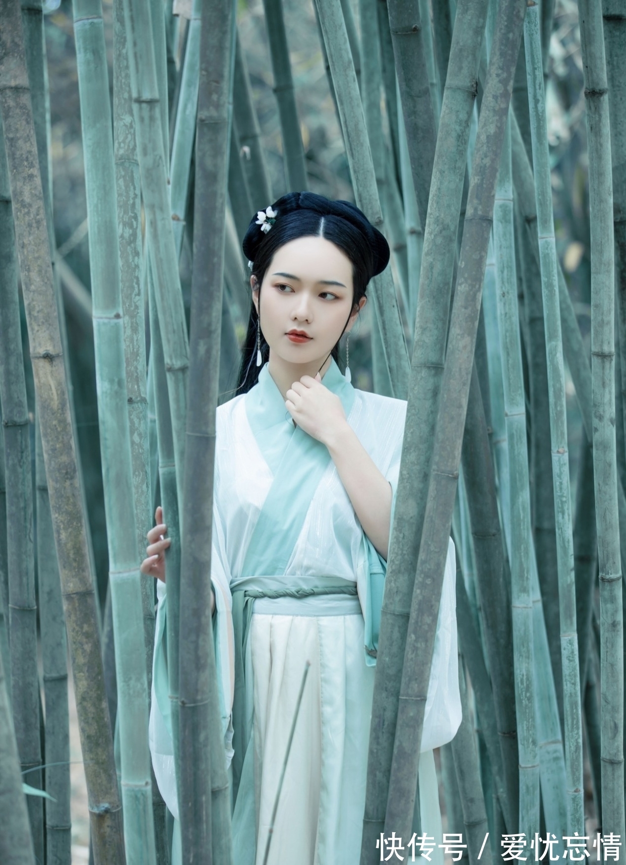 紫绛|诗词丨他日东风梳草绿,再将诗韵点红唇