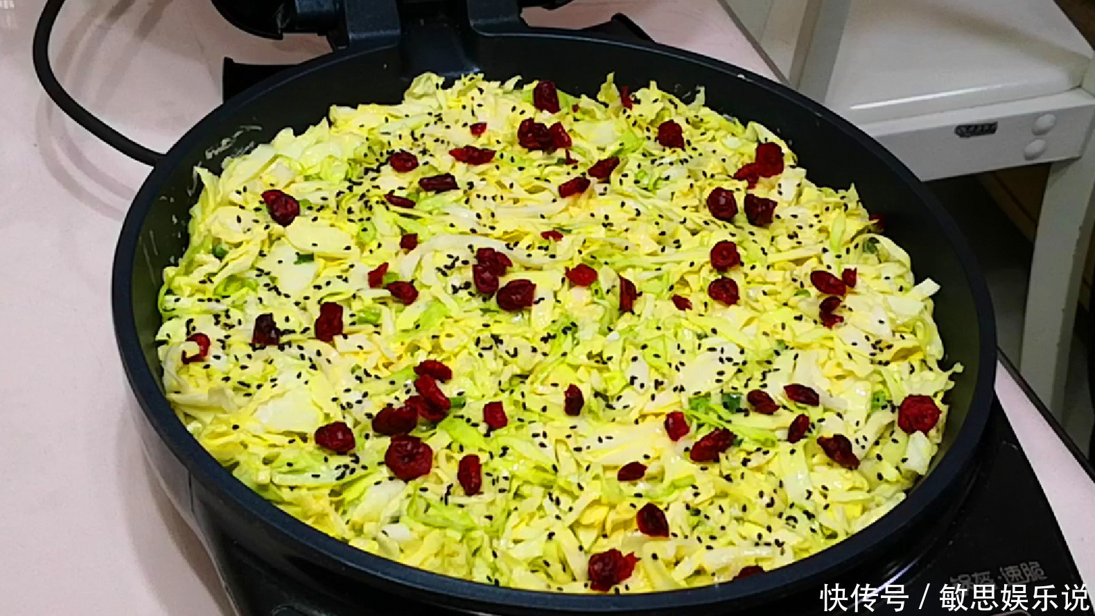 鸡蛋|夏天,包菜别再炒着吃,加2个鸡蛋,出锅比肉还香,上桌瞬间扫光