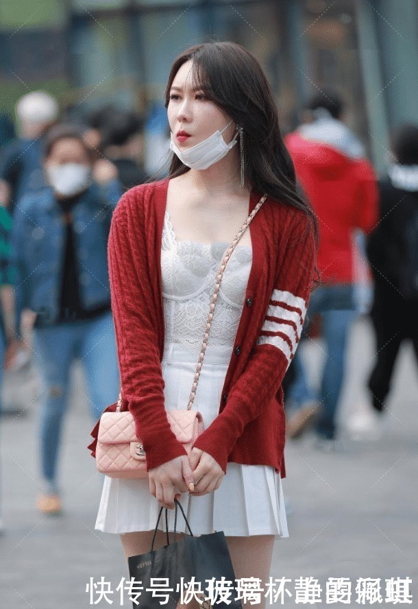 打底衫这么薄款,外套也太厚实了,换掉它更好看吧