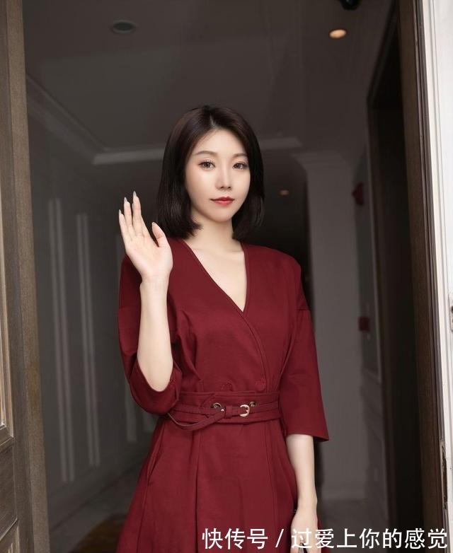 高跟鞋 枣红色连衣裙搭配黑色高跟鞋,让女性尽情展现自己的美!