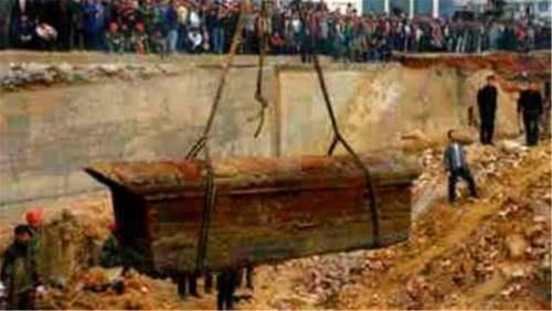 工人挖出血棺,考古队刚揭下女尸面纱,专家大呼:危险,赶紧撤!