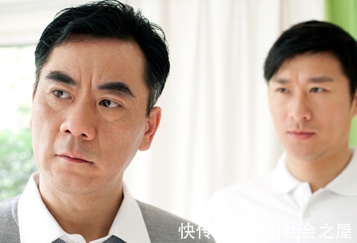 高血压患者|55大爷，深夜下象棋突发脑出血离世，医生惋惜：高血压，饭后3事怎能常做