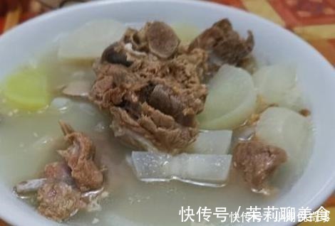 炖羊肉时，香料用不着放太多，只放3样就够了，羊肉鲜美，没膻味