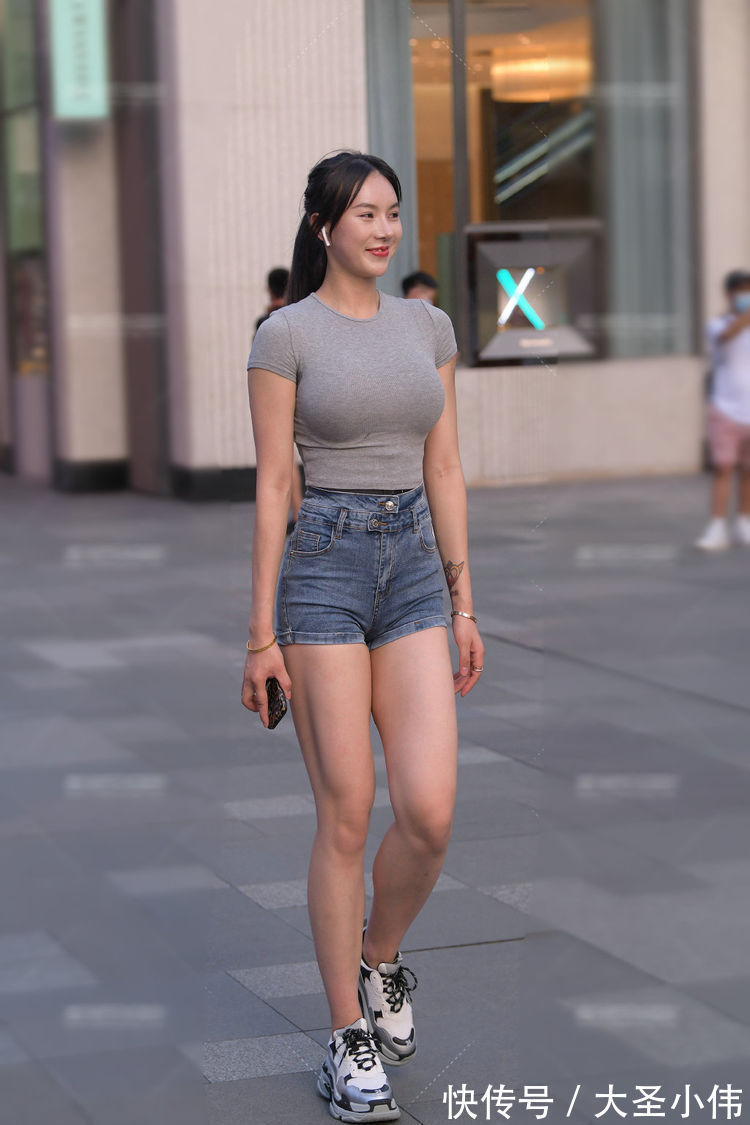 美女|美女街拍:黑色体恤搭配姜黄的包臀裙,把身材很好表现出来