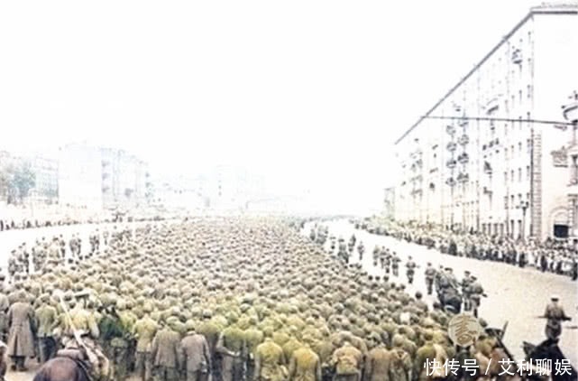 德军战俘|上色老照片:莫斯科战俘大游行,镜头下的德军满脸沮丧和悲伤