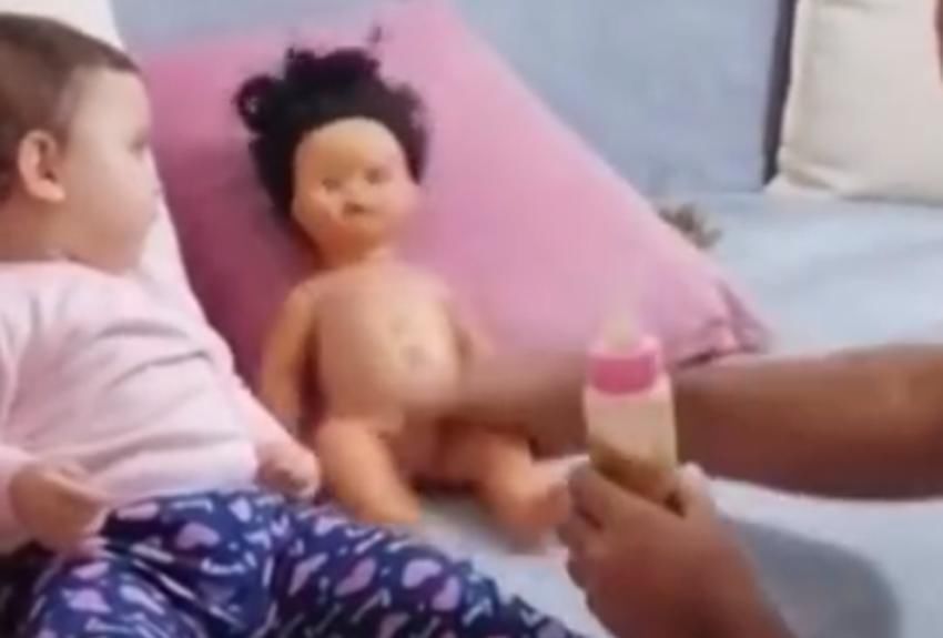 布娃娃|萌娃不愿喝奶,亲爸通过教训布娃娃来“恐吓”娃火了,网友:绝了