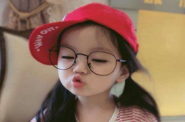 還記得萌娃阿拉蕾嗎?4年后的近照曝光,網(wǎng)友:眼睛不敢認(rèn)了